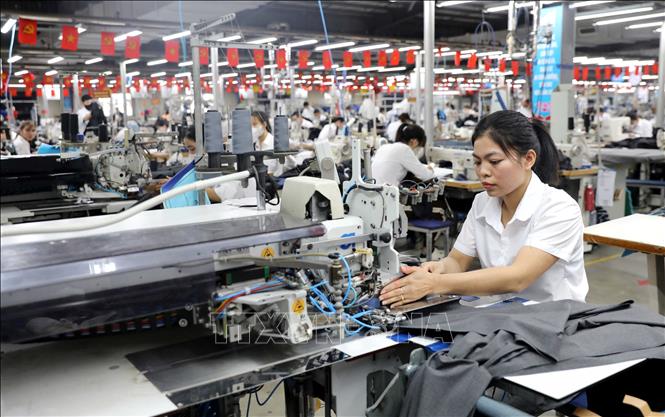 Máy là hơi tự động trị giá hơn 1,3 tỷ đồng – một trong những thiết bị hiện đại nhất của Xí nghiệp Veston Hưng Hà (thuộc Tổng công ty May 10, xã Hưng Hà) đang được công nhân vận hành. (Ảnh: Thế Duyệt/TTXVN)